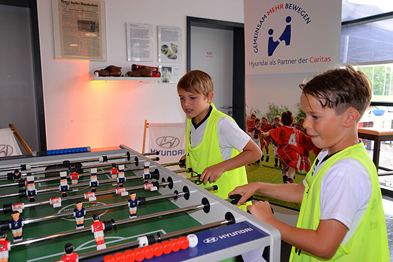 Gemeinsam am Ball: Hyundai und Caritas beim DJK Bad Homburg