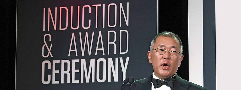 Ehrenvorsitzender der Hyundai Motor Group, Mong-Koo Chung, in die Auto