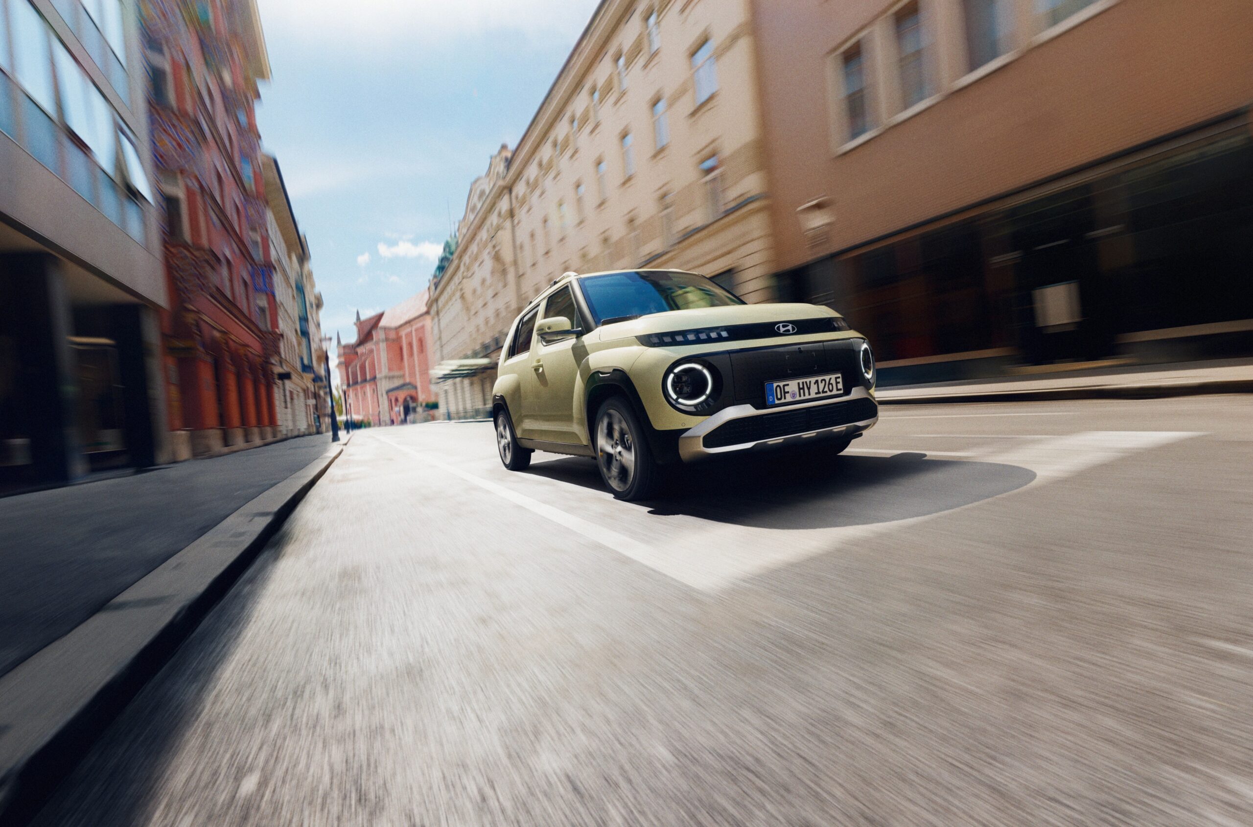 Hyundai INSTER fährt durch Stadt – Der neue vollelektrische City-SUV