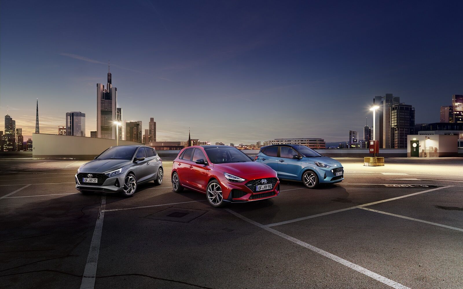 Hyundai i20, i30 und i10 auf Parkdeck bei Sonnenuntergang